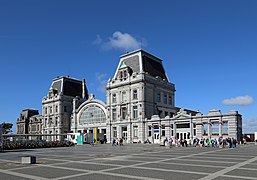 À gauche, la façade du hall démoli.