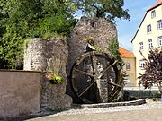 Vestiges de l'enceinte fortifiée.