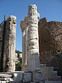 Colonna, con dietro il tempio di Vesta