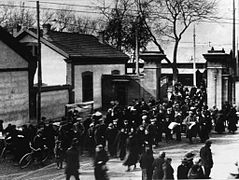 Sortie de l'usine de la cartoucherie vers 1900.