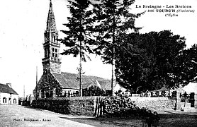 Tourch : l'église paroissiale, le cimetière et son if vers 1925 (carte postale).