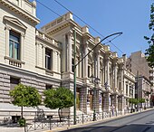 Vue d'un bâtiment de style néoclassique, comportant six colonnes sur sa façade.