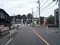 かつての五日市街道との分岐点。右に直進する道がかつての五日市街道。