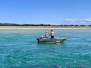 海上のプライベートなモーターボートからの釣り