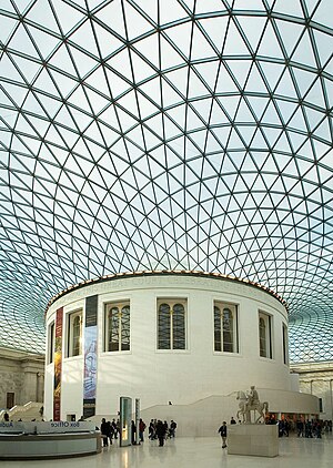 החצר הגדולה של המוזיאון הבריטי. החצר הגדולה על שם המלכה אליזבת השנייה תוכננה על ידי משרד האדריכלים פוסטר ושות', ונפתחה לראשונה לציבור בשנת 2000.