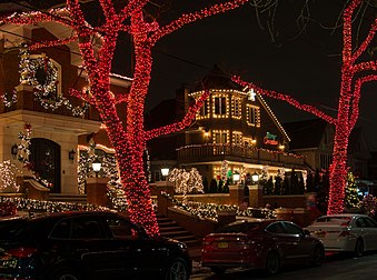 Luzes de Natal no bairro Dyker Heights, Brooklyn, Nova Iorque, Estados Unidos (definição 3 817 × 2 834)