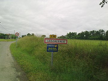 Entrée dans Lascazères.