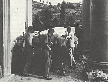 Des militaires allemands avec sculptures des Offices et du musée de l'Opera del Duomo de Florence, déposées dans l'Oratoire de Sant'Onofrio, à Dicomano août 1944.