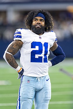 Ezekiel Elliott kentällä vuonna 2021.