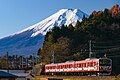 富士山をバックに富士急行線の寿 - 三つ峠間を走行する、6000系6501編成(241225)