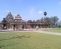 Vue d'angle : l'entrée, le petit temple dans la seconde entrée construit par Mahendravarman II, fils de Narhasimhavarman II qui a régné avec son père. Au fond le vimana du temple principal