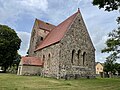 Kirche mit Kirchhofmauer und -portal