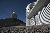 La Silla á noite, Telescópio Leonard Euler em primeiro plano, e o Telescópio ESO 3.6 m mais distante.