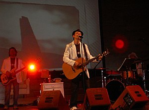 Lluís Gavaldà singing with Els Pets