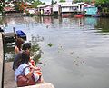 Offrande de fleurs à Mae Nak déposée dans le khlong Phra Khanong