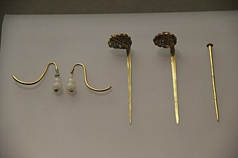 Ming Gold Hairpin and gourd earrings