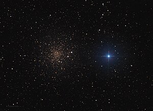 Kugelsternhaufen NGC 6366 mit dem Stern HD 157950. Eine Amateuraufnahme von Robert Eder