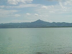 La baie face à Merida, avec le sommet de la montagne Magsanga en arrière-plan.