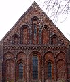 Rundbogenfenster und ansteigender Bogenfries in der Ostwand