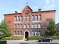 Schule mit Nebengebäude, Turnhalle, Einfriedung