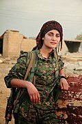 Uma mulher de Rojava, armada com um AK-47.