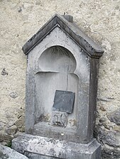 Une ancienne tombe de l'ancien cimetière de Bellevaux qui se situait devant l'église.