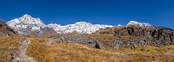 Le massif de l'Annapurna, dans l'Himalaya, avec notamment l'Annapurna Dakshin à gauche, et l'Annapurna I en arrière-plan. (définition réelle 14 134 × 5 032)