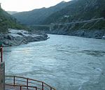 Bhagirathi flyter samman med Alaknanda (till höger) vid Devprayag