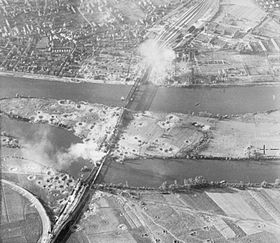 Le pont route anéanti dès juin 1940, le chenal est dégagé mi-1941.
