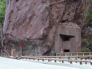 Casemate à 2 créneaux avec son entrée latérale arrière sur la route.