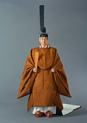 대례복 소쿠타이를 입은 아키히토 천황 (1990년 11월)