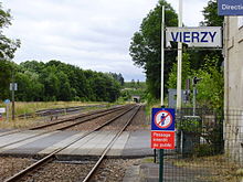 Voies en regardant vers Soissons depuis le quai pour Paris, avec l'entrée sud-ouest du tunnel de Vierzy à l'arrière-plan.