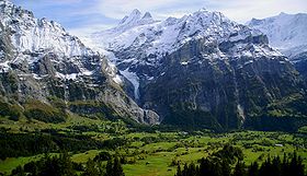 Le glacier supérieur de Grindelwald (au centre).