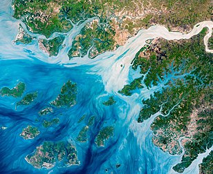 Bissau, l'estuaire du rio Geba et l'archipel des Bijagos photographiés par le satellite d'observation Landsat 8 en mai 2018. (définition réelle 5 130 × 4 203)