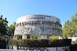 Monument à la mémoire des frères Lumière, place Ambroise-Courtois à Lyon.