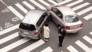 שתי מכוניות המעורבות בתאונת דרכים קלה בטוקיו, בירת יפן.