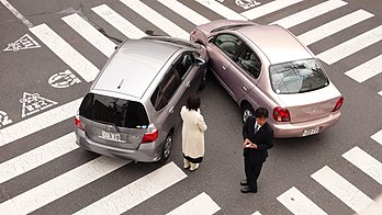 Une collision entre deux automobiles à Tokyo, au Japon, en 2007. (définition réelle 4 224 × 2 376)