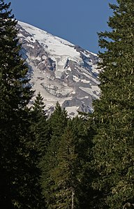 Der obere Kautz-Gletscher fließt von der Eiskappe des Gipfels zum Kautz Ice Cliff. Der untere Gletscher (mittig links) fließt vom Kautz-Gletscher Headwall (oben links) herab.