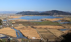 西側の鶴翼山（八幡山）縦走コースの水郷展望台から望む西の湖（2017年2月4日撮影）