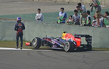 Photo de Mark Webber abandonnat sa monoplace lors du Grand Prix de Chine 2013