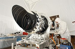 La caméra HiRISE est préparée avant d'être rattachée à la sonde.