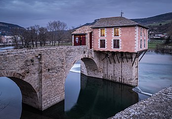 Le moulin du Pont Vieux, à Millau (Occitanie). (définition réelle 5 618 × 3 913)