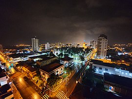 Foto noturna da cidade de Monte Alto - SP