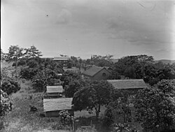 Mukimbungu missionsstation. Kyrkan som stod färdig 1899 syns i mitten av bilden och bortom den skymtar boningshuset.