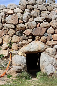 Ingresso del Nuraghe Diana visto Sud, Loc. Is Mortorius