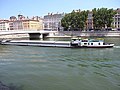 Péniche remontant la Saone devant la presqu'ile de Lyon