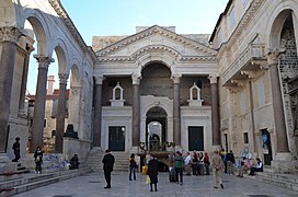 Le péristyle du palais de Dioclétien à Split (Croatie).