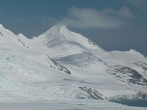 Blick vom Ufer der False Bay über den Peschtara-Gletscher auf den MacKay Peak