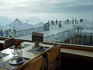 Vue sur la terrasse depuis le restaurant.