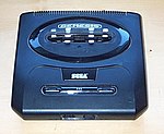 Sega Genesis 2 (Klamrarna av metall som sitter i kassettporten är till för att 32X-modulen ska fungera.)